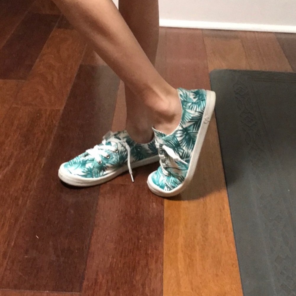 Shoes - Picture 2 of 5